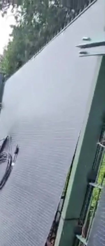 Un modulo solare flessibile LIONSHEE sollevato contro un palo della recinzione durante l'installazione