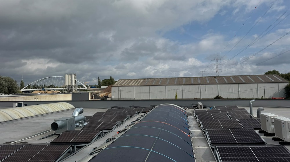 Copertura di fabbrica in Belgio con moduli solari flessibili su una volta e moduli rigidi sulle parti piane